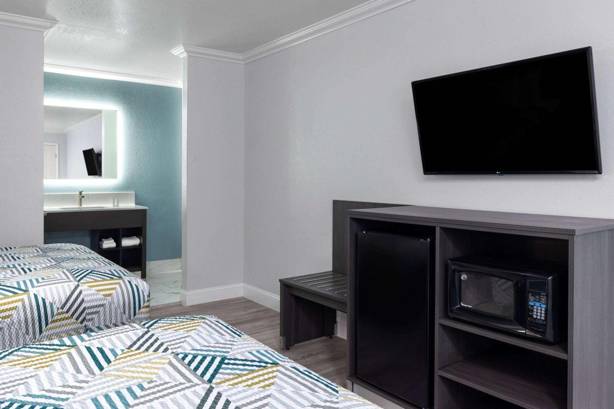 Travelodge By Wyndham Lemoore Near Naval Air Station Exterior foto