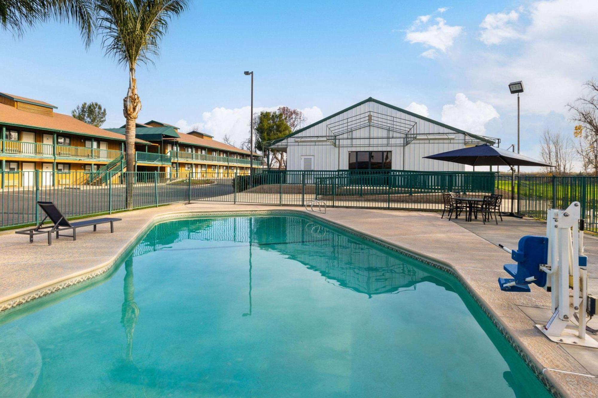 Travelodge By Wyndham Lemoore Near Naval Air Station Exterior foto